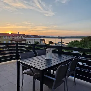 https://apartman-lana-klimno.primorje-gorskikotar.com