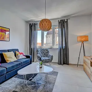 https://lola-app-in-city-center-41-pax.pula-hotels.org
